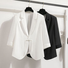 白色小挂脖外套女夏季新款胖设计感气质盘扣七分袖西服上衣