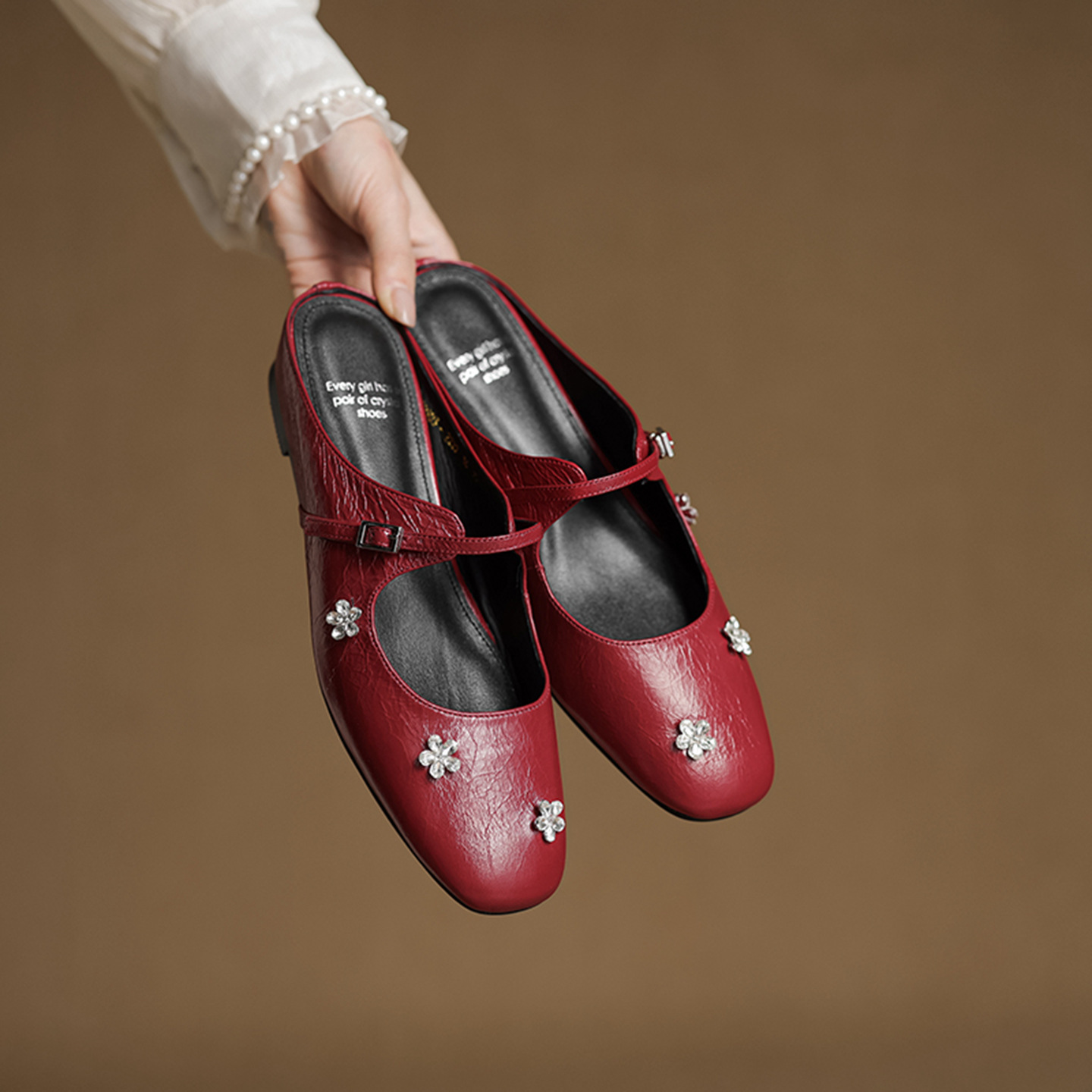 Sandal mule nữ gót thấp mũi kín đính đá pha lê màu rượu vang đỏ — Rượu vang đỏ