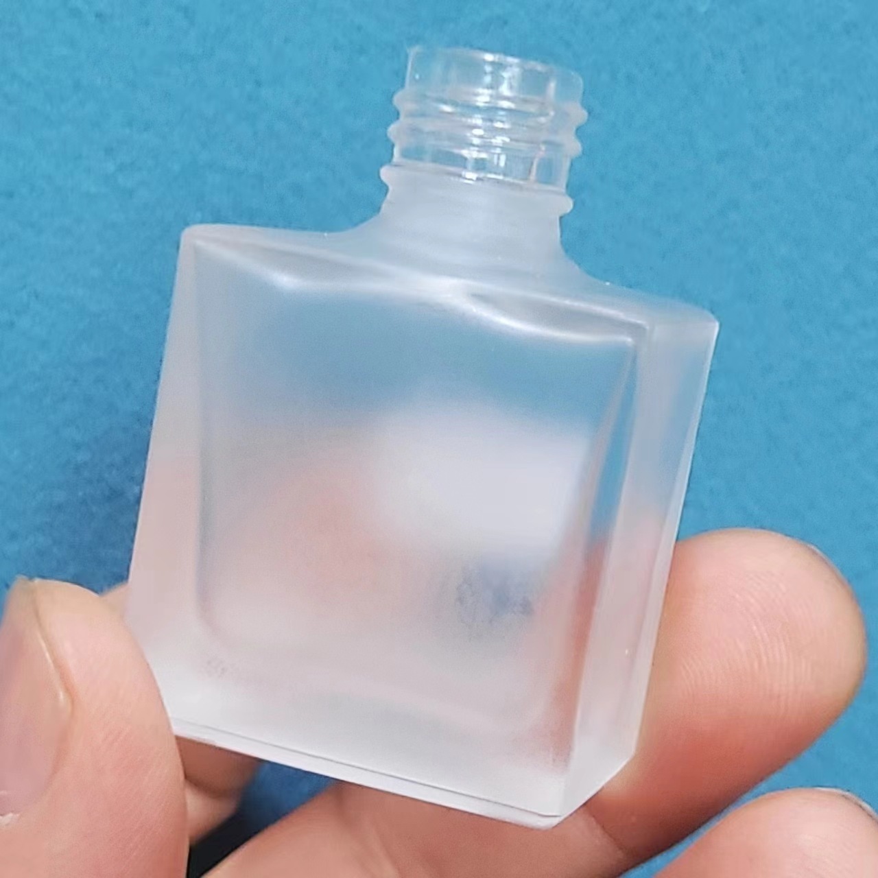 Botella de esmalte de uñas de dos cabezas Botella de pegamento para colorear productos para el cuidado de la piel Botella de maquillaje de subempaque Botella de brillo de labios portátil líquido de diferentes propiedades