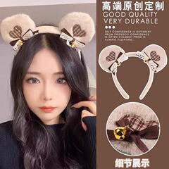 愛のリボンのカチューシャのぬいぐるみのウサギのカチューシャのショーの写真を撮るかわいい女の子の猫の耳のカチューシャの髪飾りは顔を洗います。