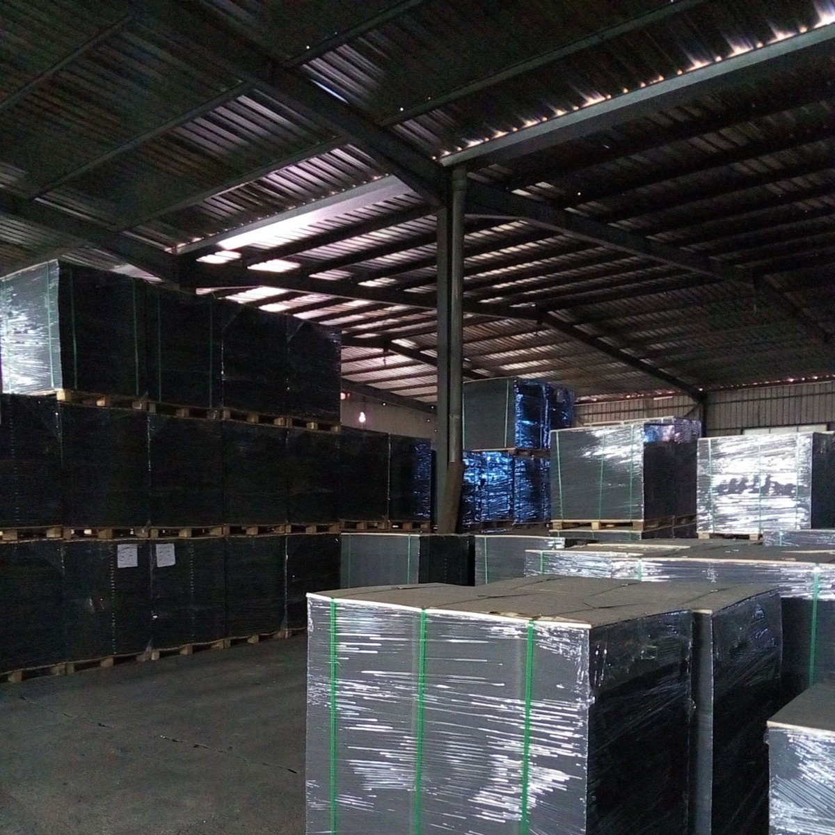 盛捷纸业直销80G 105G  150G  200G单面透心黑卡纸/黑卡/裱纸