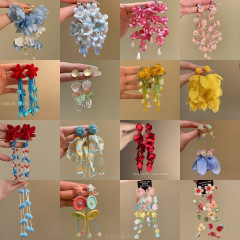 花の漂うごキャラ ~ レトロな色の花の数珠のフリンジイヤリングの女性の休暇の風は誇張してイヤリングの民族の風の耳飾りに立ちます。