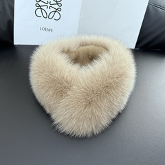 本物のキツネの毛のマフラーは首を保護します。