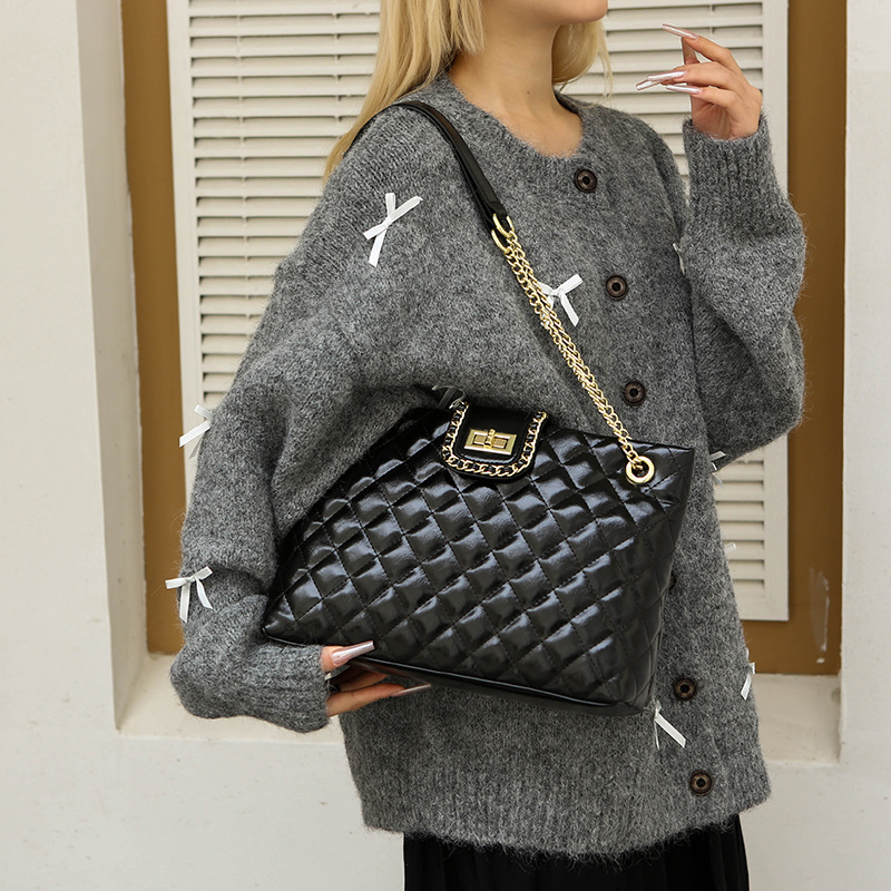 Nuevo bolso de hombro para mujer de gran capacidad, mochila de cercanías para axilas, bolso diagonal portátil simple de moda, bolso femenino al por mayor