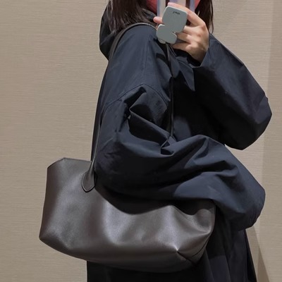 Le sac Row est fait de cuir véritable avec un design minimaliste et polyvalent. Il a une grande capacité d'épaule et un sac sous les bras,_voghion.com