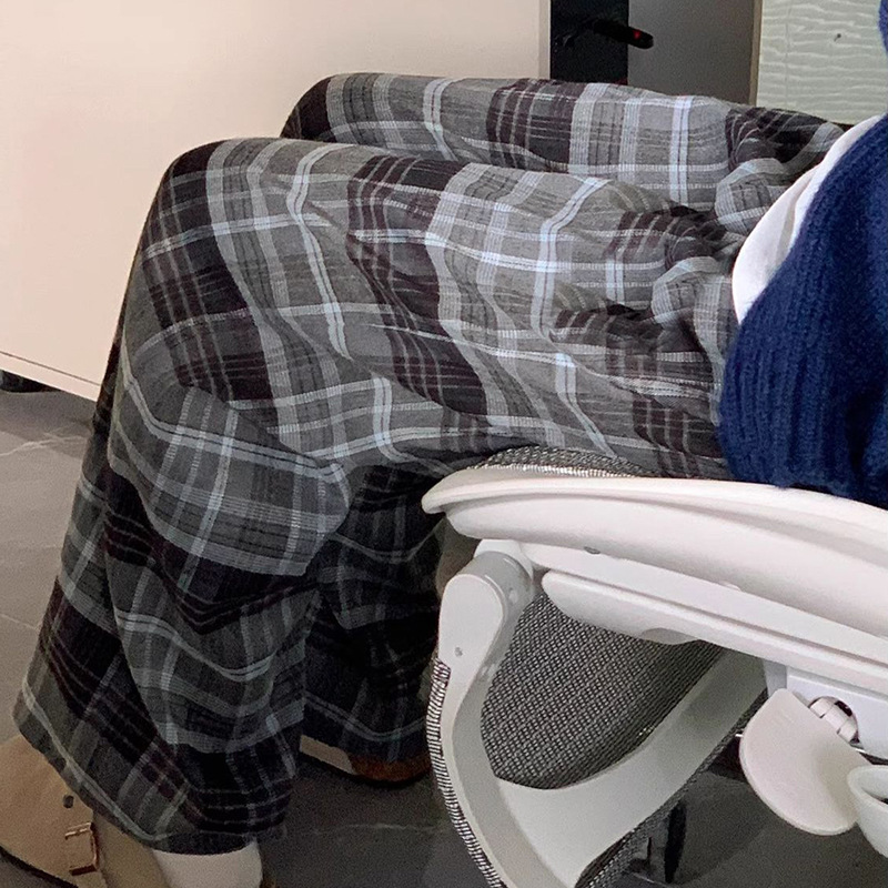 2025年秋冬向け、妊婦さん向けの裏起毛チェック柄パンツ。ゆったりとしたカジュアルで快適なハイウエストで、着痩せ効果も期待できる妊婦さん向け冬服です。