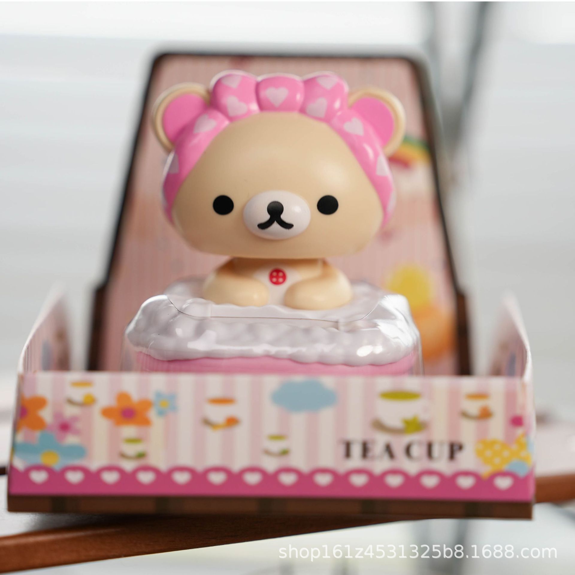 New creative and cute solar-powered car interior decoration, car dashboard shaking head ornament, anime style