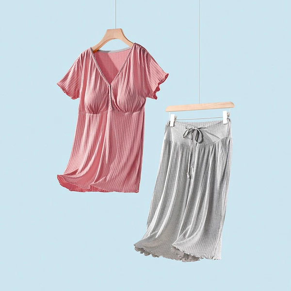 Contrast color: Bean Sausage Modal cross short sleeves + grey cropped pants