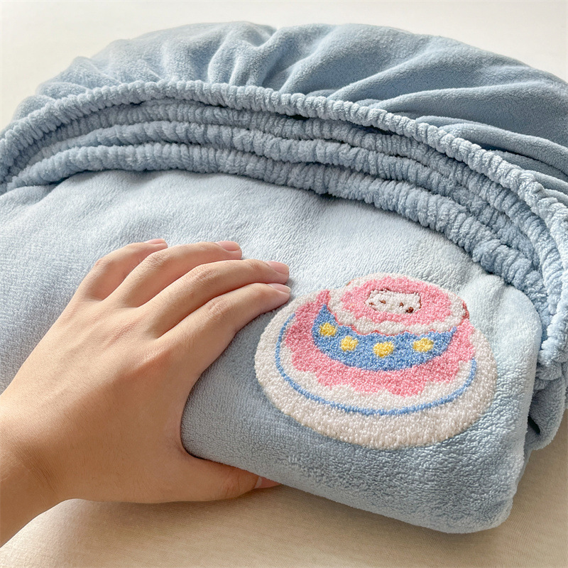 Madre y bebé clase A cama de terciopelo de leche sombrero caliente toalla antiestática bordada colchón cubierta protectora de invierno grueso cubierta de cama de terciopelo