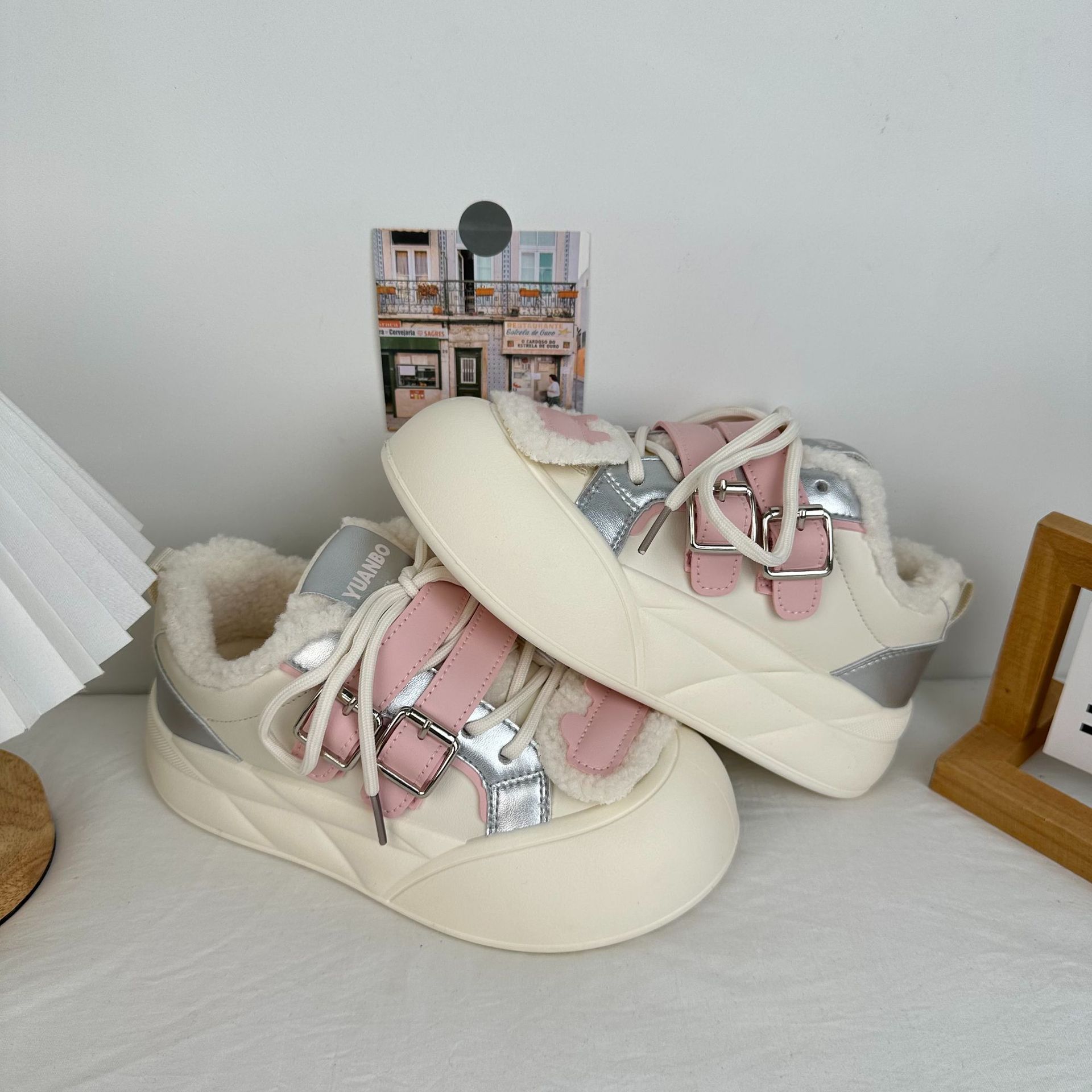 Zapatos de algodón de terciopelo de fondo grueso, zapatos blancos calientes de invierno de baja altura, 2024 versátiles, zapatos de skate casuales de nicho