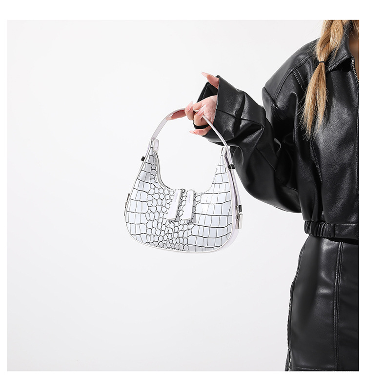 Women's Small Pu Leather Solid Color Crocodile Streetwear Pillow Shape Zipper Underarm Bag display picture 23