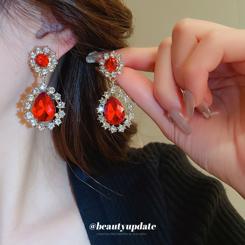 Pendientes de gota de agua de flores de diamantes de aguja de plata Pendientes de temperamento de nicho retro femenino Pendientes de personalidad de moda Lujo ligero Sentido de alta gama