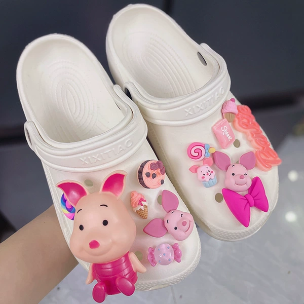13 shoe buckles (big pig)