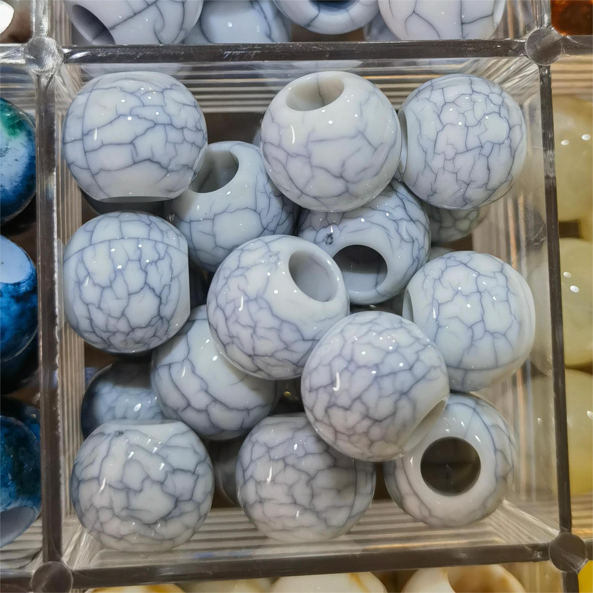 미세한 균열 흰색