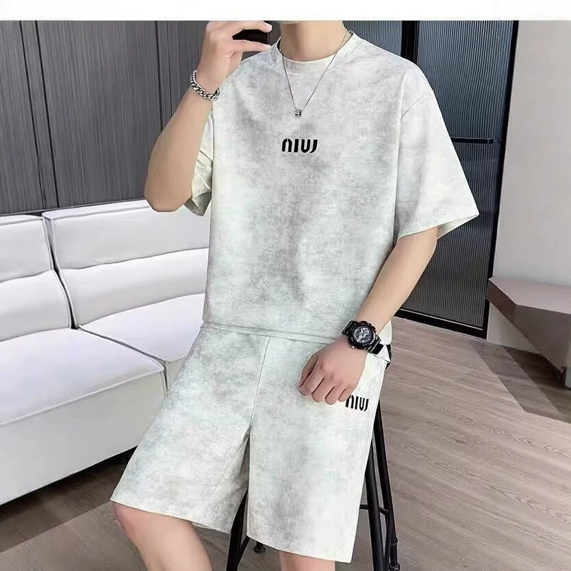 Casual sportswear set for men and women, summer thin, fashionable and versatile short-sleeved t-shirt top paired with five-point shorts.