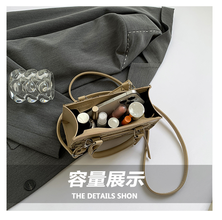This stylish single-shoulder handbag, with a simple and casual texture, is a new Korean style crossbody small square bag for women in the autumn of 2024 undefined