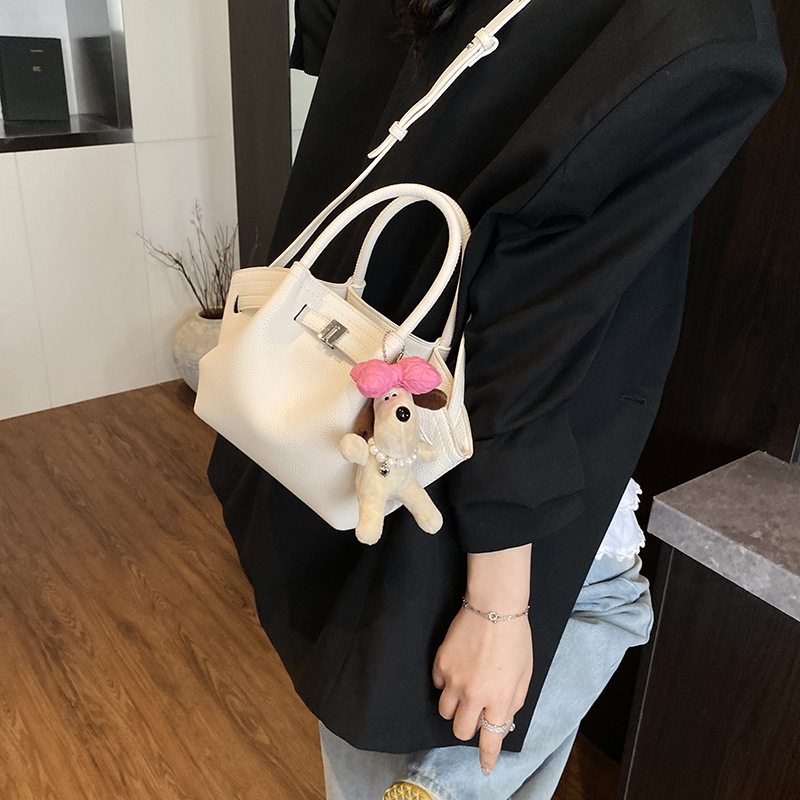 Bolso de cubo de estilo explosivo de moda para mujer, nuevo bolso de hombro de estilo occidental de todo fósforo 2025, bolso de mensajero súper caliente con pliegues de moda