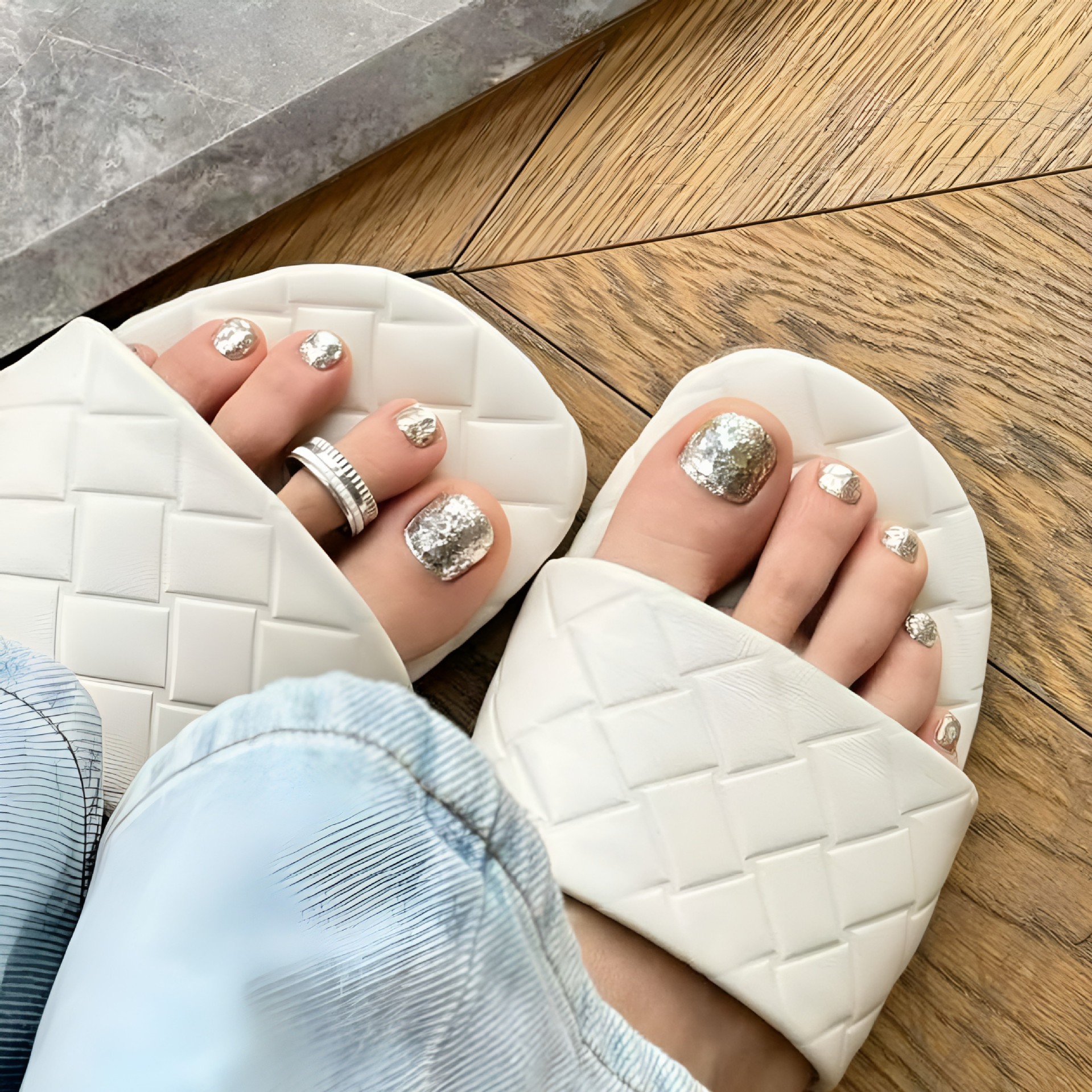 Use un parche de uñas de pies use un parche de uñas de verano brillado francés bordes blancos rosa puro de uñas de los pies