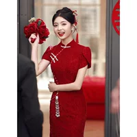 Платье для тостов Cheongsam 2025 Новое свадебное женское летнее высококачественное красное платье для помолвки с разрезом и кружевом средней длины