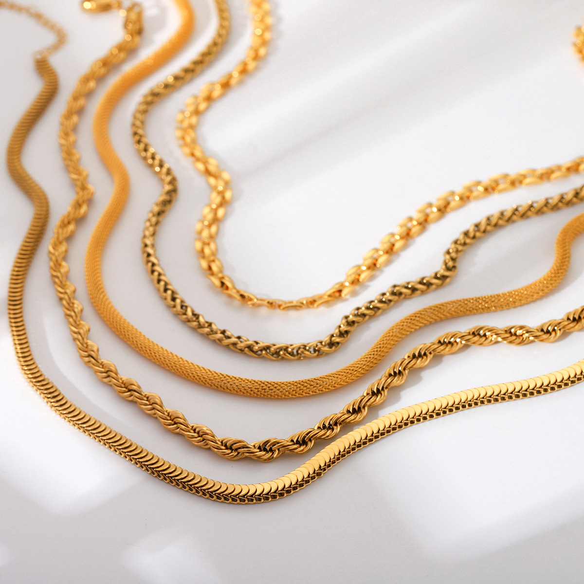 Collar de cadena de acero inoxidable de venta caliente transfronteriza en Europa y los Estados Unidos moda femenina versátil acero de titanio sin desvanecerse collar de alta gama