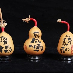 天然のヒョウタンは字を刻んで太ったヒョウタンを作ります。