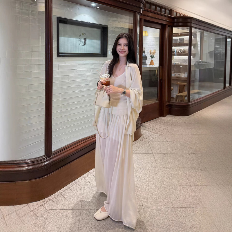 Bestseller 100% Tencel Knit Set for Women: Spring Long-Sleeve Cardigan Top and High-Waisted Pleated Skirt Three-Piece Set Bestseller 100% Tencel Knit Set for Women: Spring Long-Sleeve Cardigan Top and High-Waisted Pleated Skirt Three-Piece Set