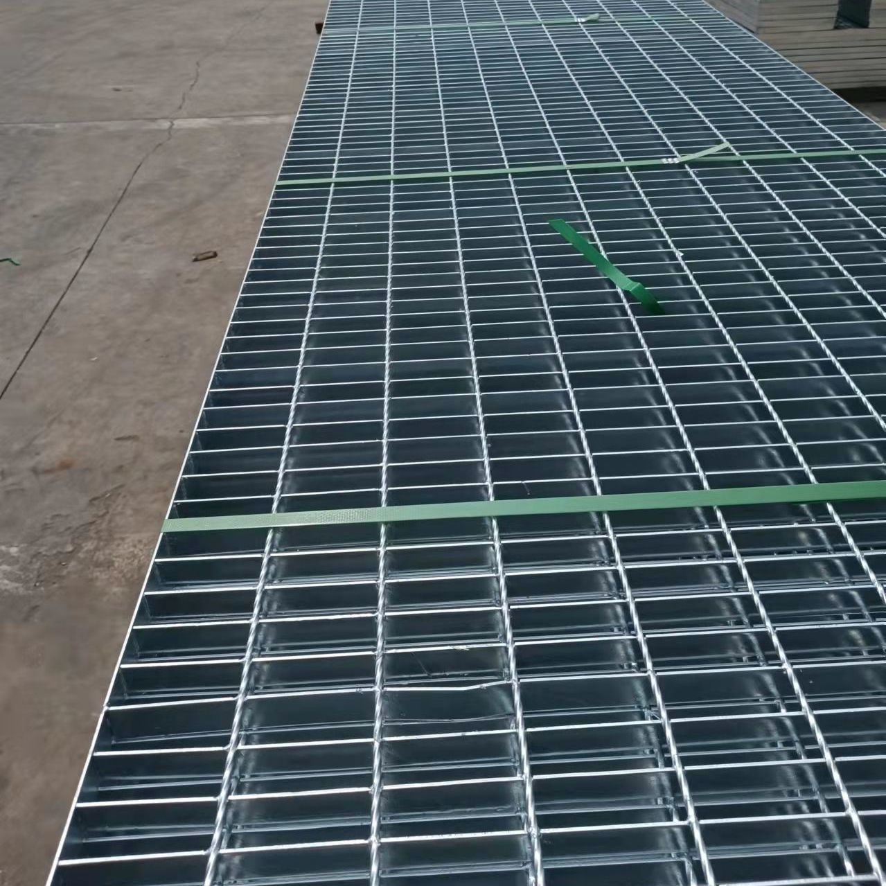 热镀锌钢格栅板钢格板排水沟盖板平台踏步板异形齿形防滑复合板