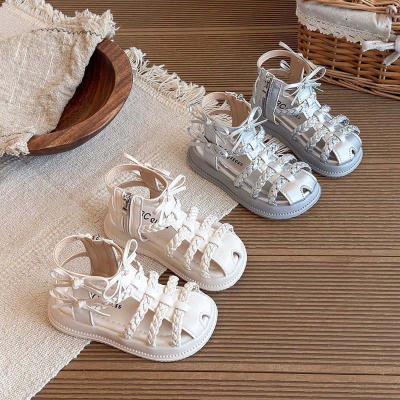 Sandálias infantiles verano 2026 nueva moda de niñas versátil con suela suave zapatos princesa zapatos de arco de niñas zapatos individuales