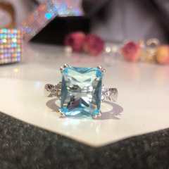 Versailles彩寶指環 嵌人造海藍托帕輕奢鍍PT950超大滿鑽克拉戒指