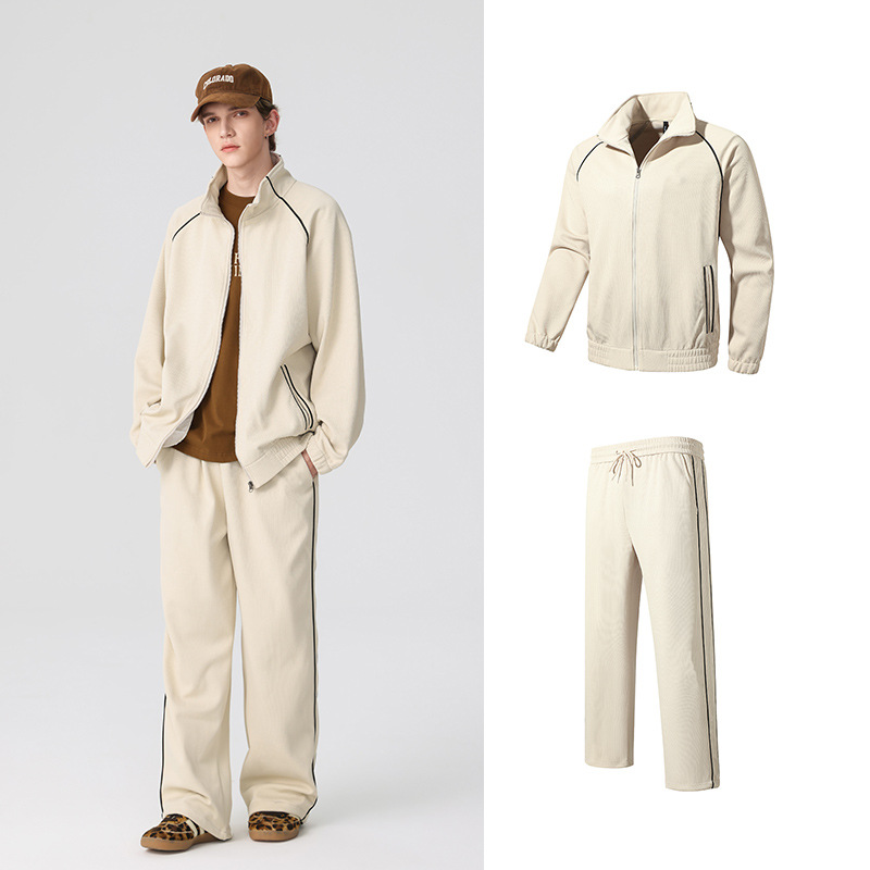 Completo casual da uomo alla moda con colletto alto, giacca, pantaloni a gamba larga, modello cardigan dal design ampio abbinato a pantaloni sportivi_voghion.com