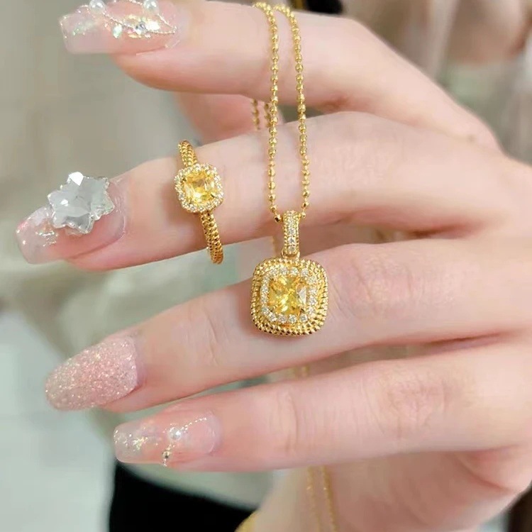 Xiaohongshuの人気の小さな角砂糖ネックレス、女性用、軽い高級感とハイエンドのTik Tokの新しい多用途のインターネットセレブの鎖骨チェーンアクセサリー|undefined