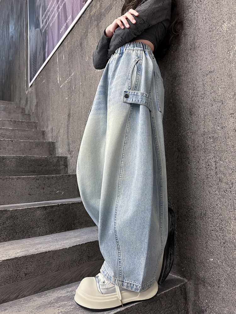 Jeans in denim effetto used per bambini con orlo grezzo e vestibilità comoda - Jeans elasticizzati in vita azzurri per bambine (3-8 anni), stile streetwear alla moda_voghion.com