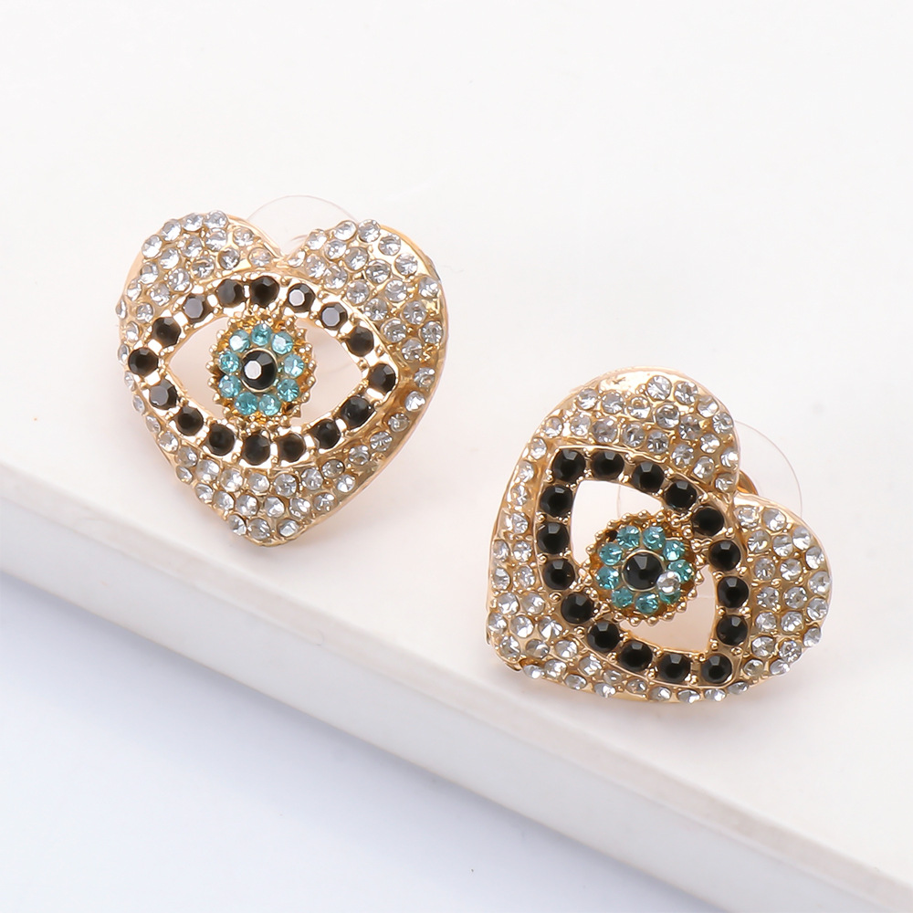 Retro Heart-shaped Eye Stud Earrings display picture 4