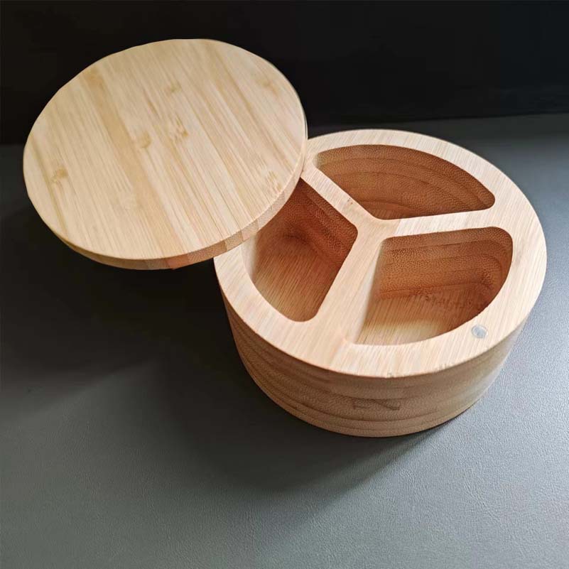 숟가락이 없는 3칸 소금통