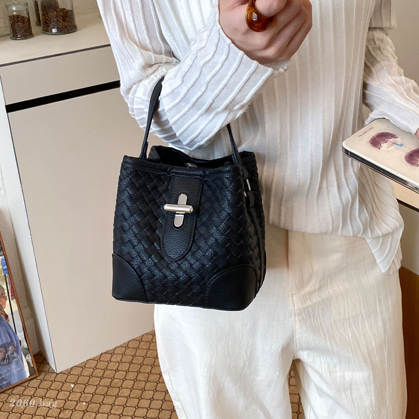 Balde de agua portátil de viaje de moda bolsa casual bolso de mujer verano nuevo tejido 2026 nicho mochila
