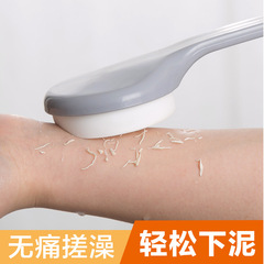 スポンジのお風呂ブラシの長い柄のお風呂ブラシをかけます。