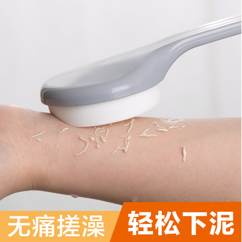 スポンジのお風呂ブラシの長い柄のお風呂ブラシをかけます。|undefined