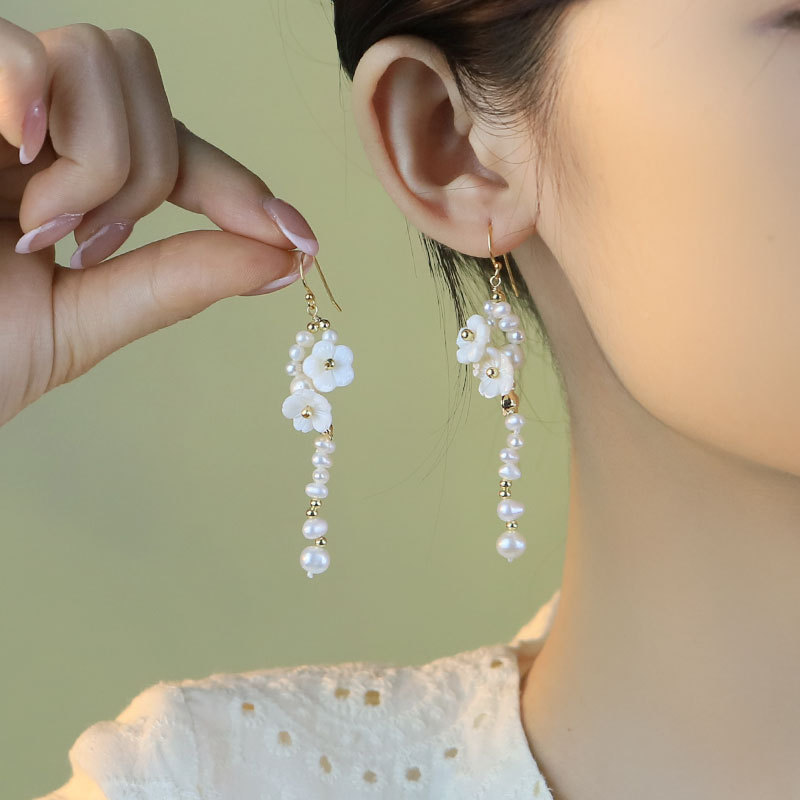 Flores de perlas naturales conchas de cobre pendientes de perlas retrógrados pendientes de perlas largos pendientes de perlas de alta calidad joyas de orejas de estilo general