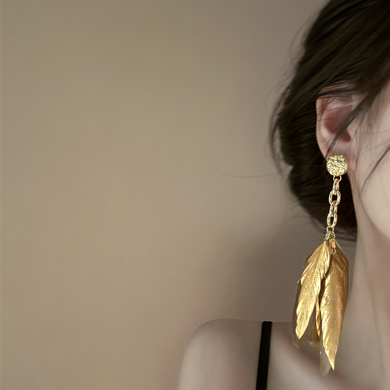 Boucles d'oreilles à pompon en plumes dorées et argentées, boucles d'oreilles rétro de niche française, boucles d'oreilles de style ethnique exotique, nouvelles boucles d'oreilles de style chinois_voghion.com