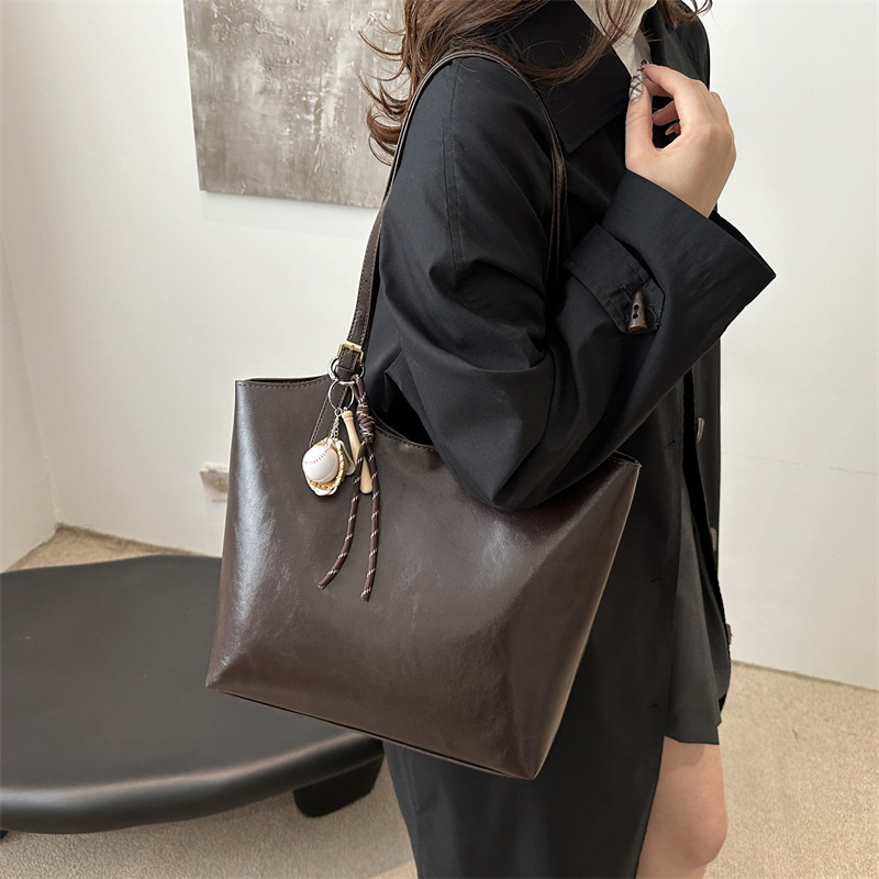 Bolsa de hombro para mujeres 2025, nuevo otoño y invierno, estilo retro, sensación versátil, bolso de viaje de gran capacidad, bolso de color sólido