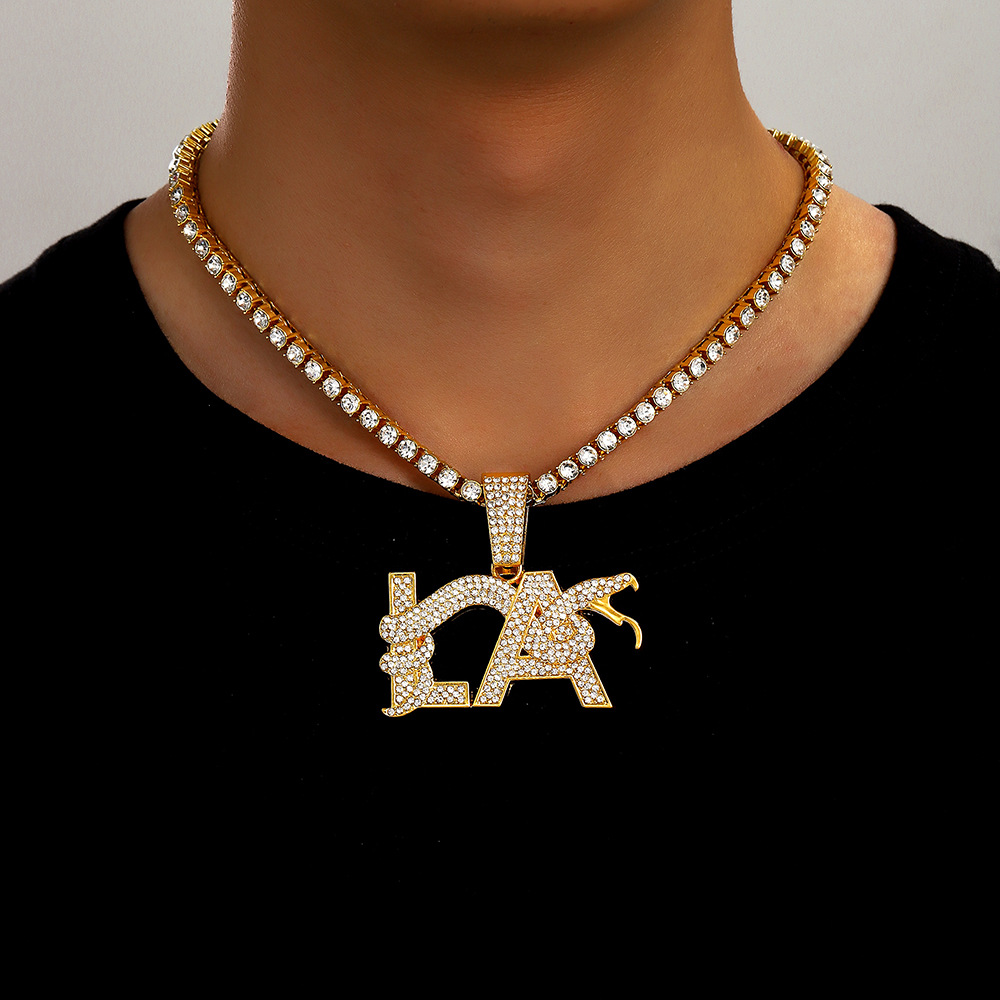 Nuevos productos transfronterizos calientes llenos de letras de diamante LA forma de serpiente personalidad collar logotipo de moda collar de joyas de cadena cubana