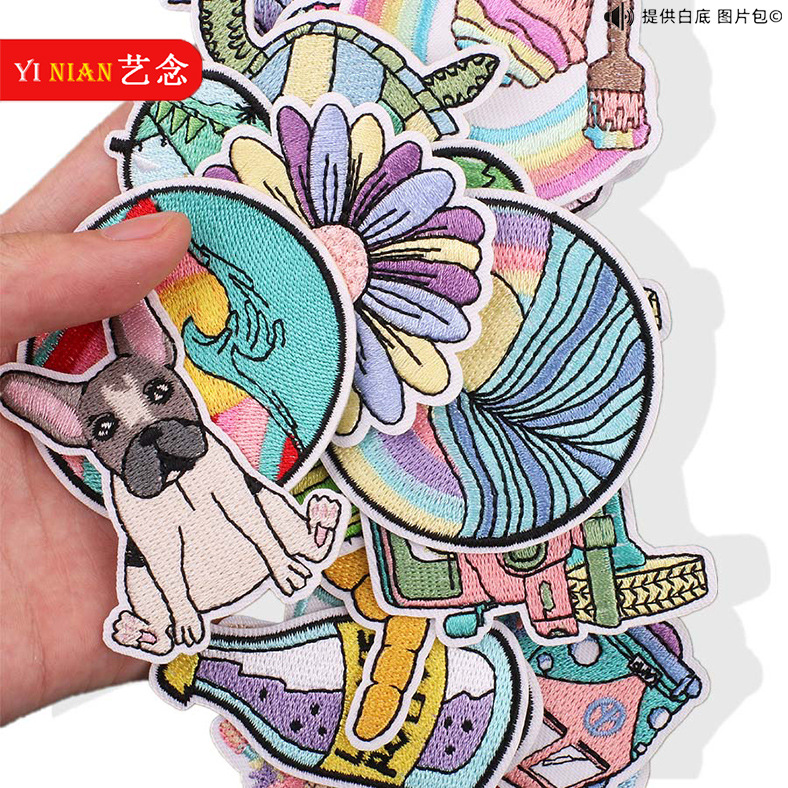 Yi Nian dibujos animados Bashi coche bordado tela pegatinas onda parche pegatinas ordenador bordado etiqueta soda cachorro Zhang Zai planchado pegatinas