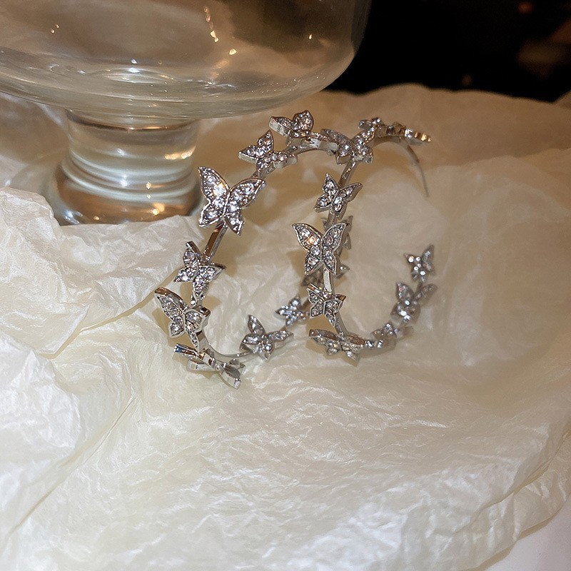 Aguja de plata Pendientes de anillo de elemento transfronterizo europeo y americano Pendientes de nicho de viento frío Pendientes de temperamento de moda Pendientes de lujo ligero y de alta gama