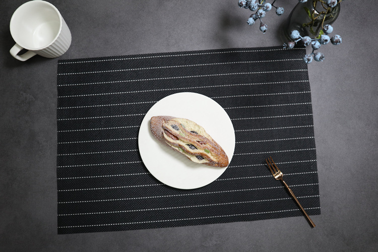 Fábrica Nórdico de alta gama Hotel blanco y negro a rayas simple Teslin PVC occidental comida estera japonés aislamiento térmico antideslizante Montaña Rusa