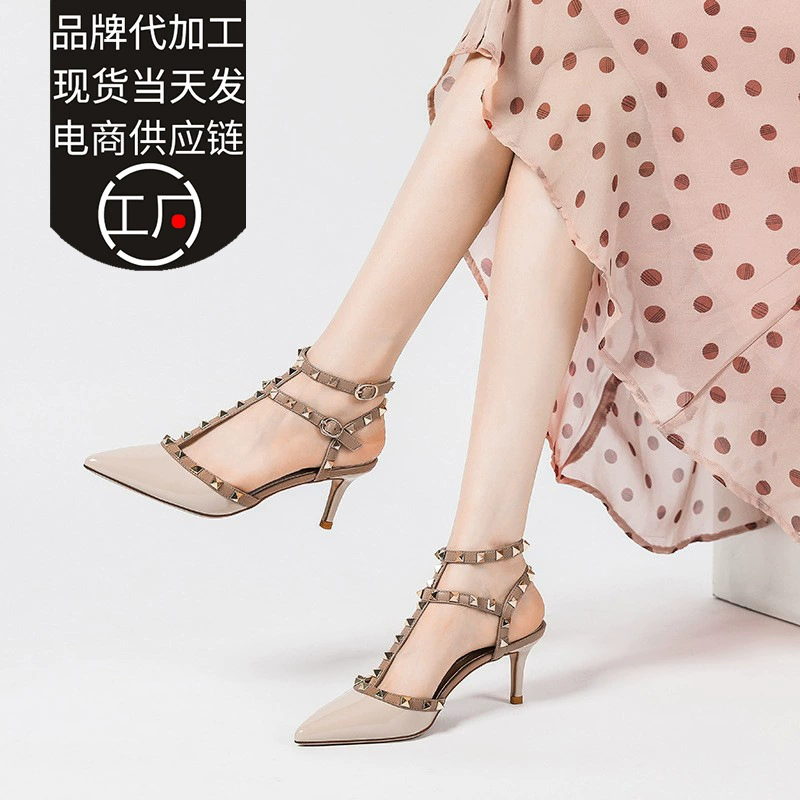 Туфли-лодочки на шпильке с острым носком для женщин, модные сандалии на шпильке с закрытым носком, с ремешками и заклепками, весна-лето 2024