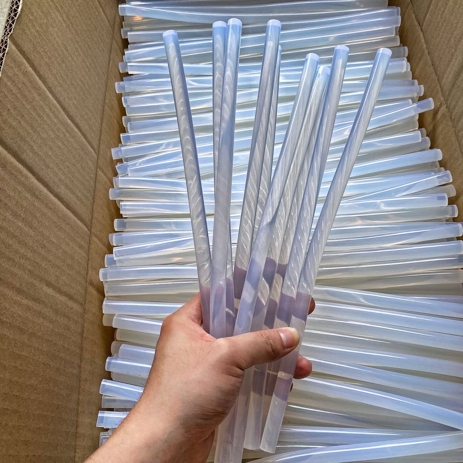 量大价可谈！全透明EVA环保型热熔胶棒。加粘热熔胶棒. 热熔胶条
