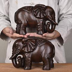 木の彫刻の象の置物のペアは金を募集します。