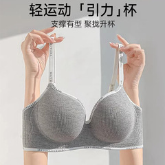 下着の女性の小胸が集まって厚いです。