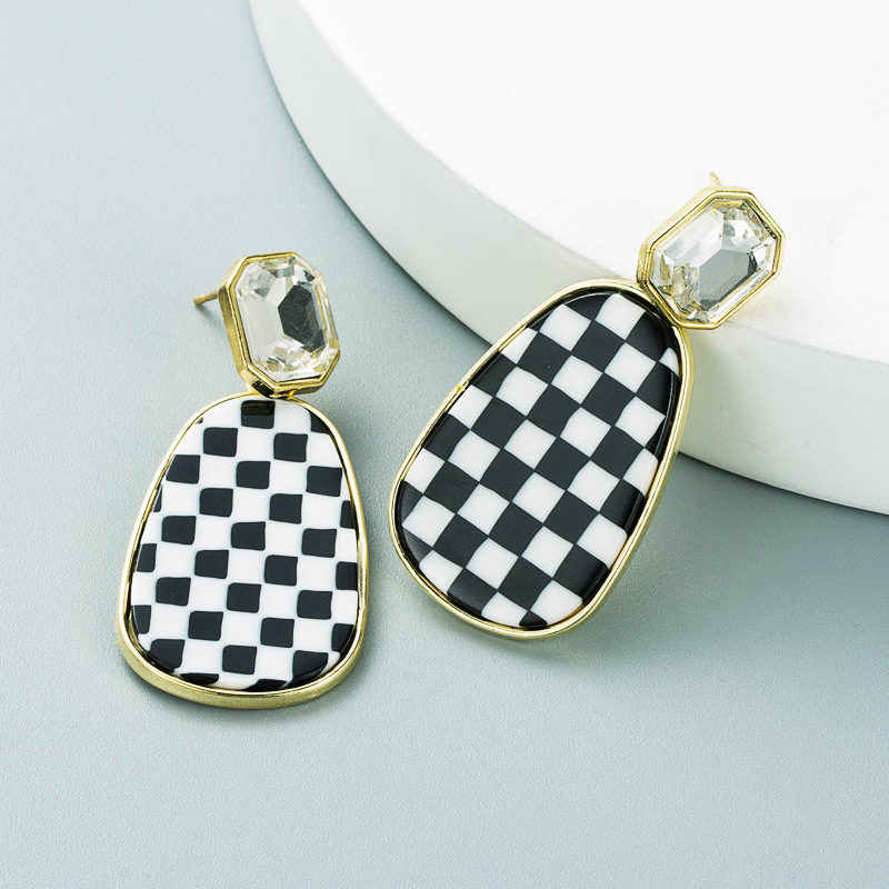 Europe And America Cross Border Fashion Simple Hot Sale Geometric Black And White Chessboard Grid Metal Alloy Earrings Women's All-match Generous Earrings Earrings display picture 4