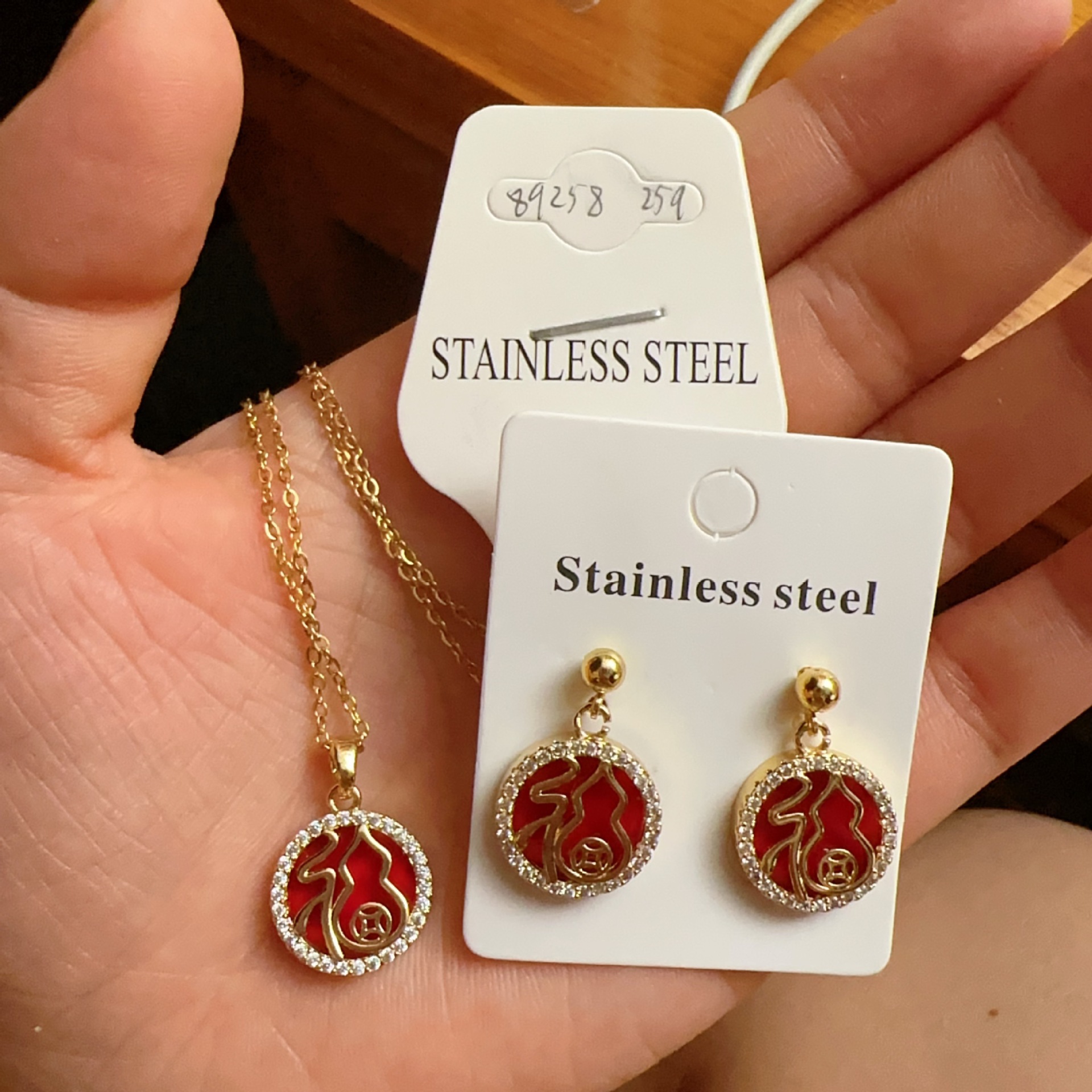 Retro marca redonda Caifu collar mujer joyería de inserción roja China viento galvanizado 18K set de pendientes de oro